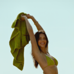 Kendall Jenner apre la stagione mare con il bikini lime Calzedonia